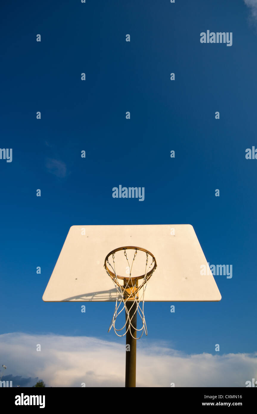 Basketball hoop con un cielo blu e spazio di copia Foto Stock
