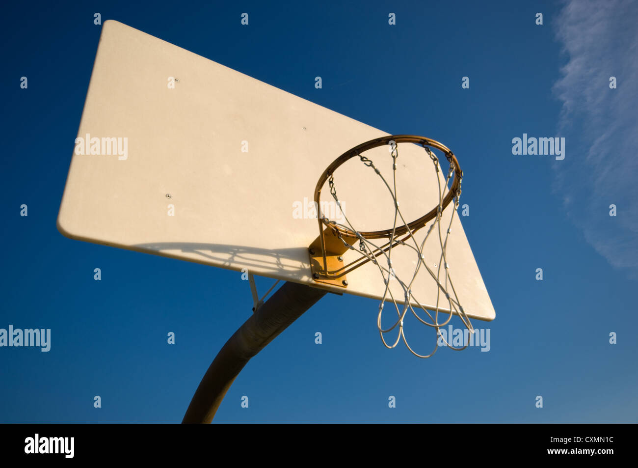 Basketball hoop con un cielo sfondo blu Foto Stock