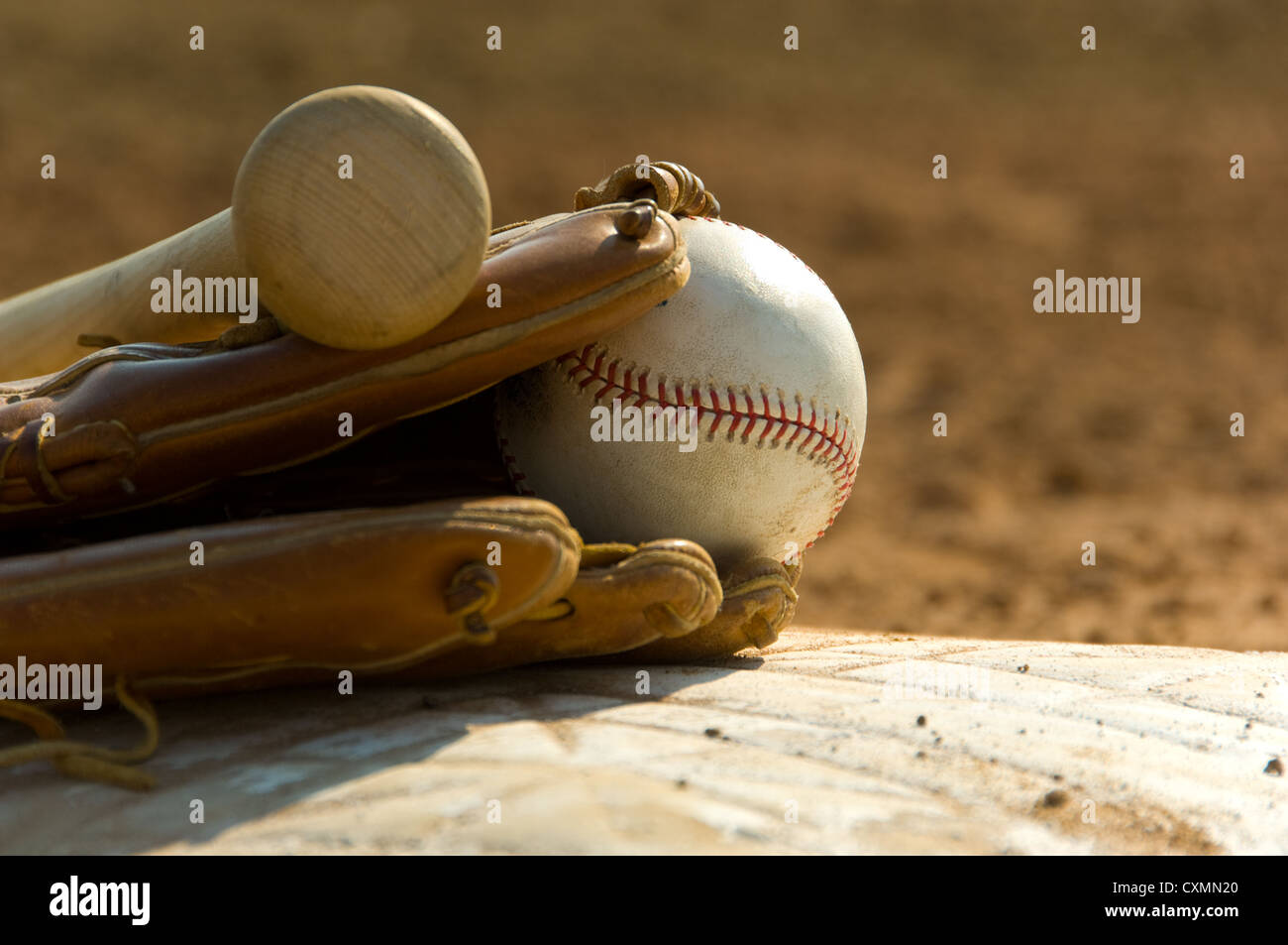 Mazza da baseball, un guanto e la sfera sulla base 1a nel campo Foto Stock