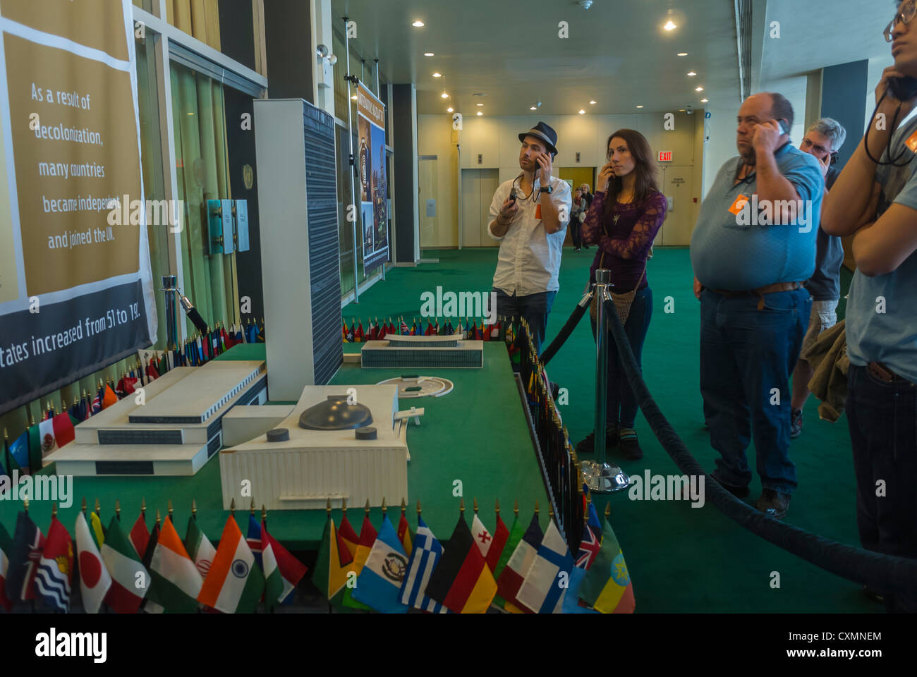 New York, turisti che visitano l'ONU United Nations Building, Manhattan, sede delle Nazioni Unite USA Foto Stock
