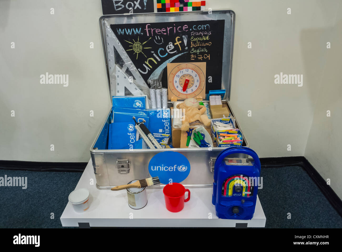 New York, NY, USA, ONU Nazioni Unite "Education Box" per i bambini svantaggiati nei paesi in via di sviluppo che hanno accesso alle apparecchiature di base per le aule e alla politica internazionale Foto Stock