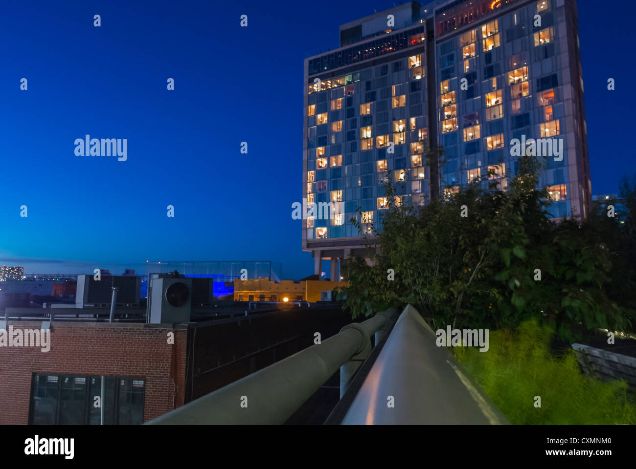 New York City, NY, USA, Street Scenes, 'The Standard Hotel' sul High Line Garden, nel Meatpacking District, edifici NYC di notte Foto Stock