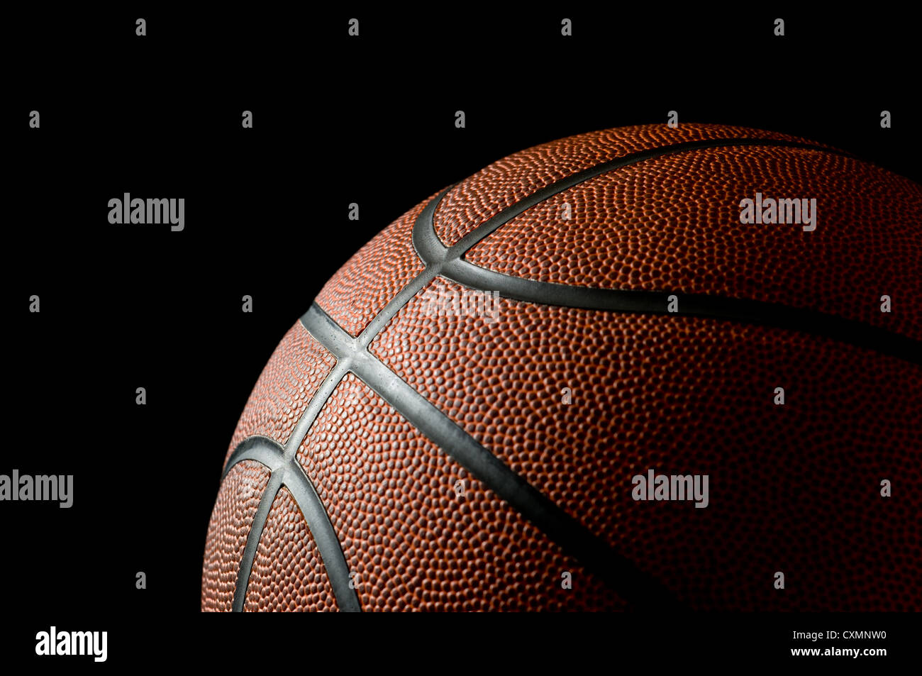 Nuovo di zecca basket su sfondo nero illuminato dal lato con lo spazio per la copia di cui sopra e a sinistra Foto Stock