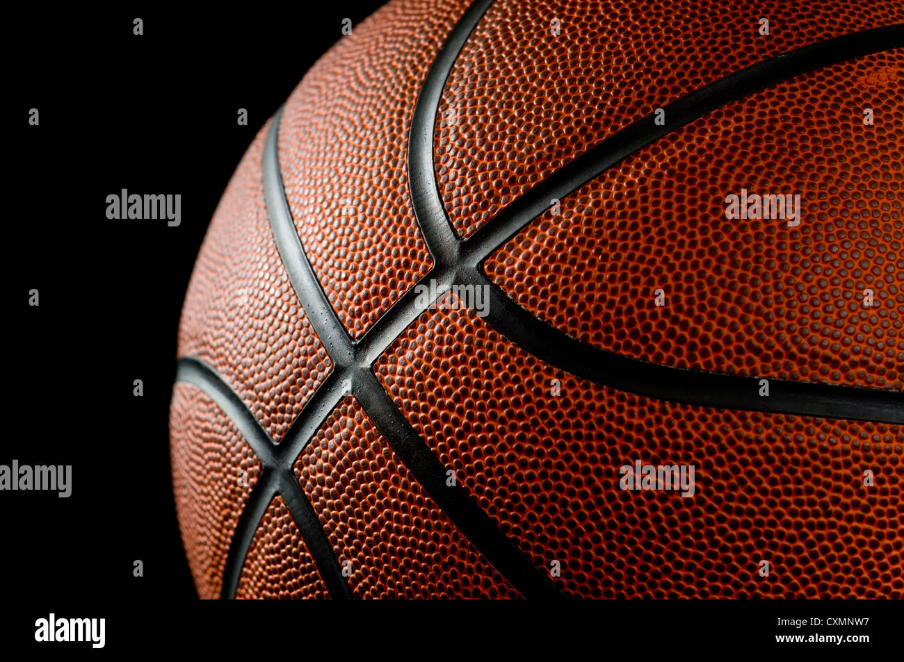 Nuovo di zecca basket su sfondo nero con illuminazione laterale Foto Stock