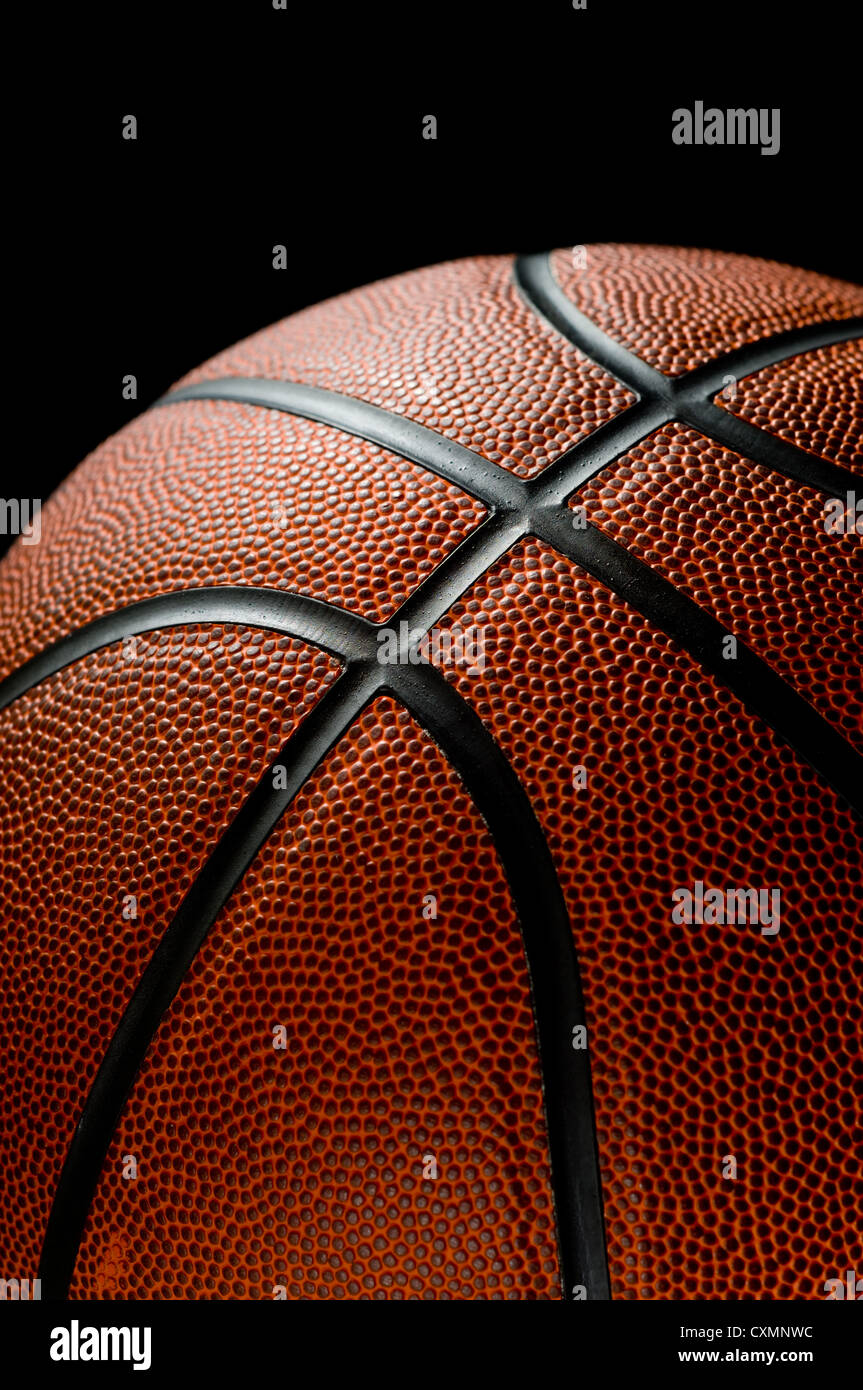 Nuovo di zecca basket su sfondo nero con illuminazione laterale Foto Stock