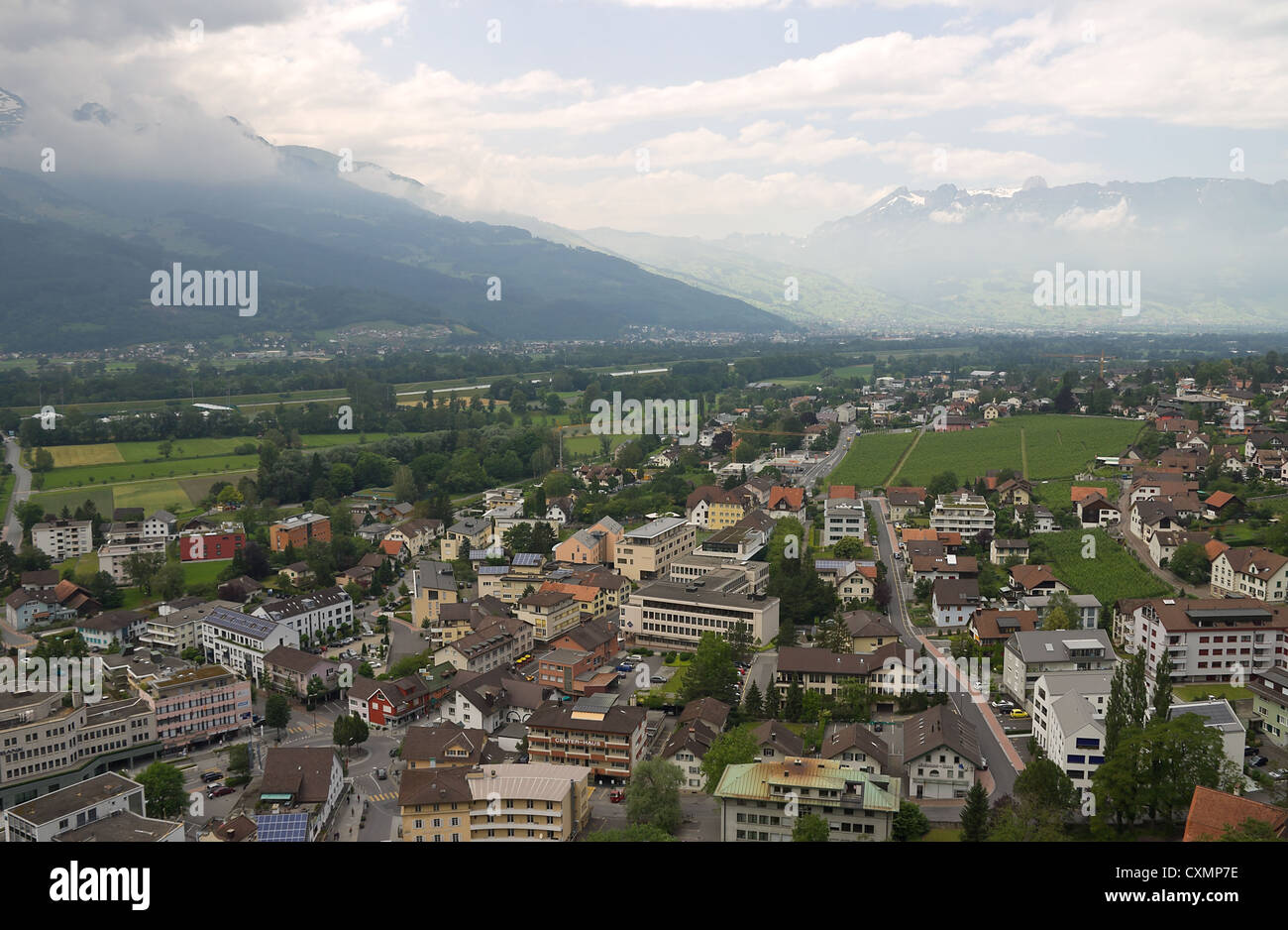 Vista della città di Vaduz e montagne, il Principato del Liechtenstein Foto Stock