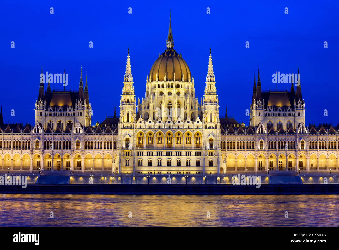 Budapest il palazzo del parlamento a sera in Ungheria. Foto Stock