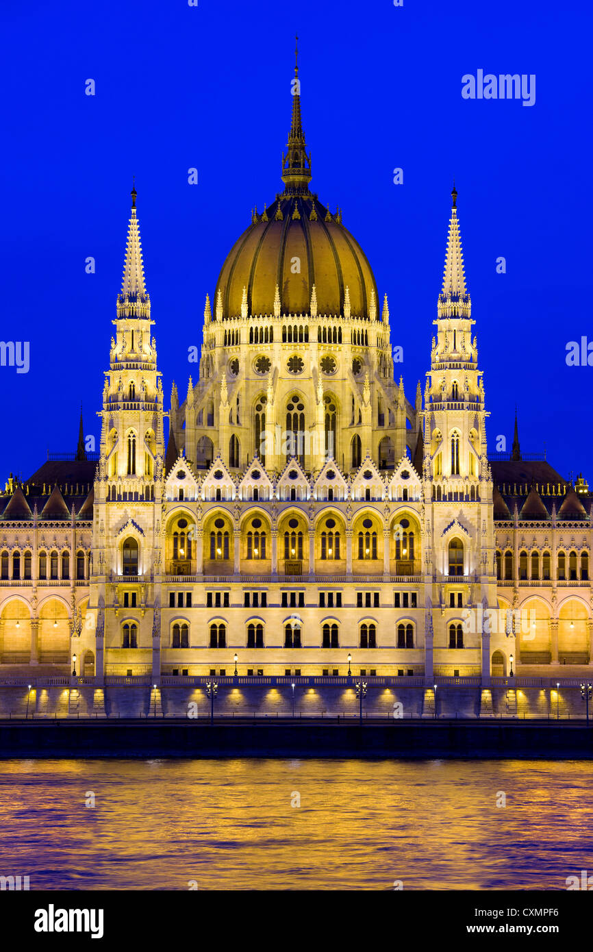 Budapest il palazzo del parlamento in Ungheria al crepuscolo. Foto Stock