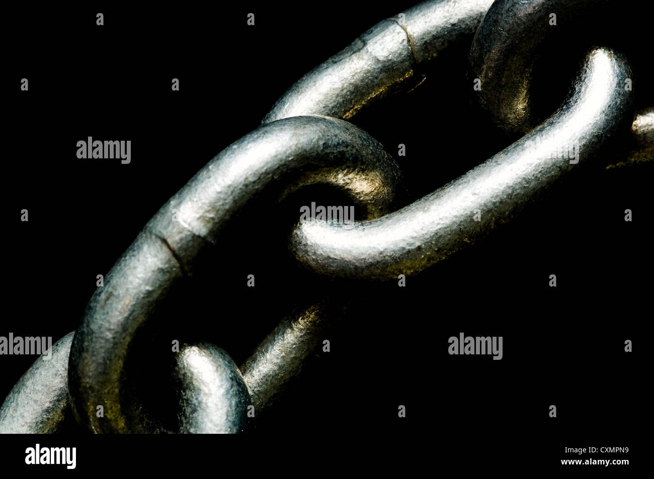 Link di un argento lucido catena su sfondo nero- importanza del collegamento Foto Stock