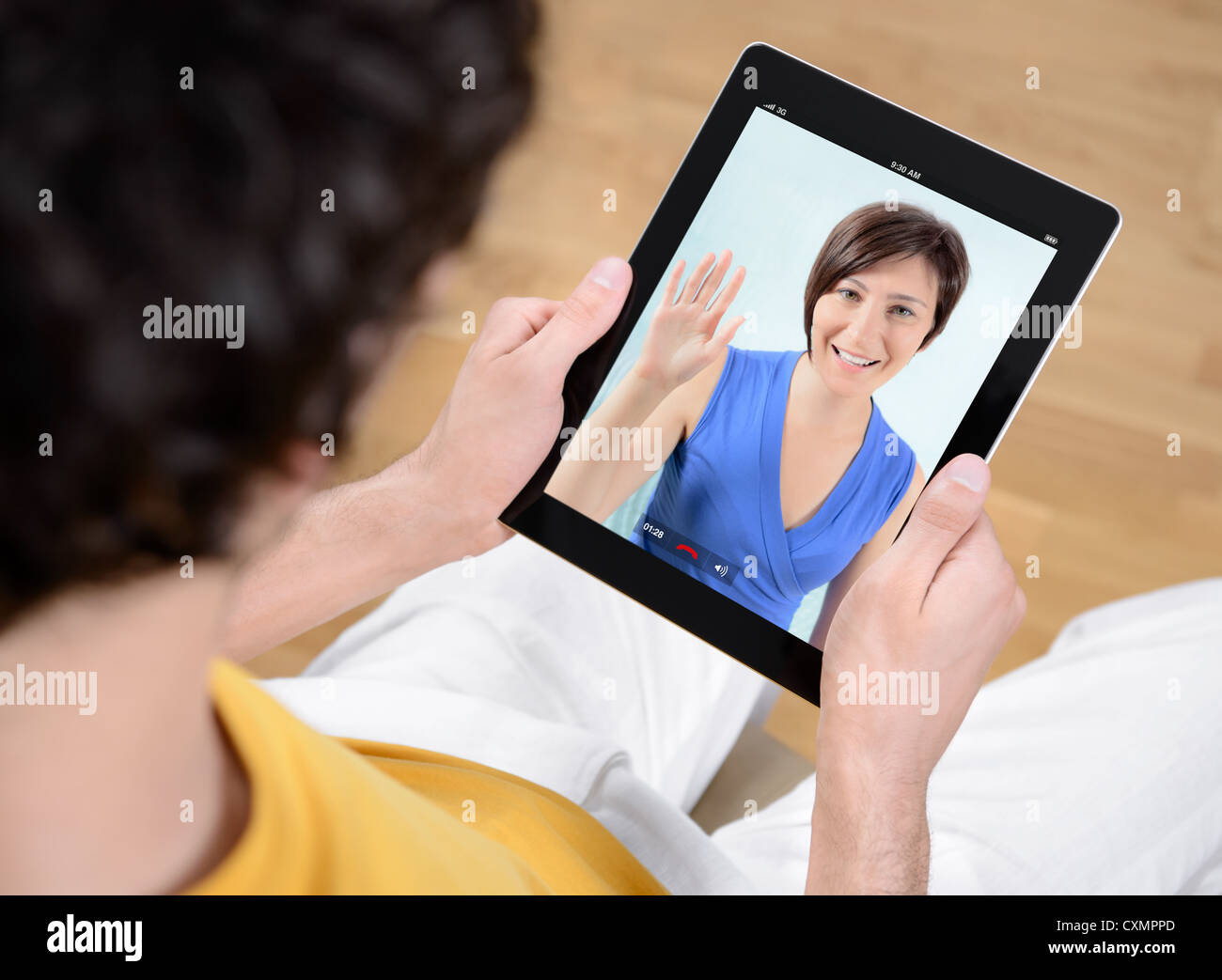 L uomo e la donna a comunicare tramite chat video sul moderno digitale compressa. Foto Stock