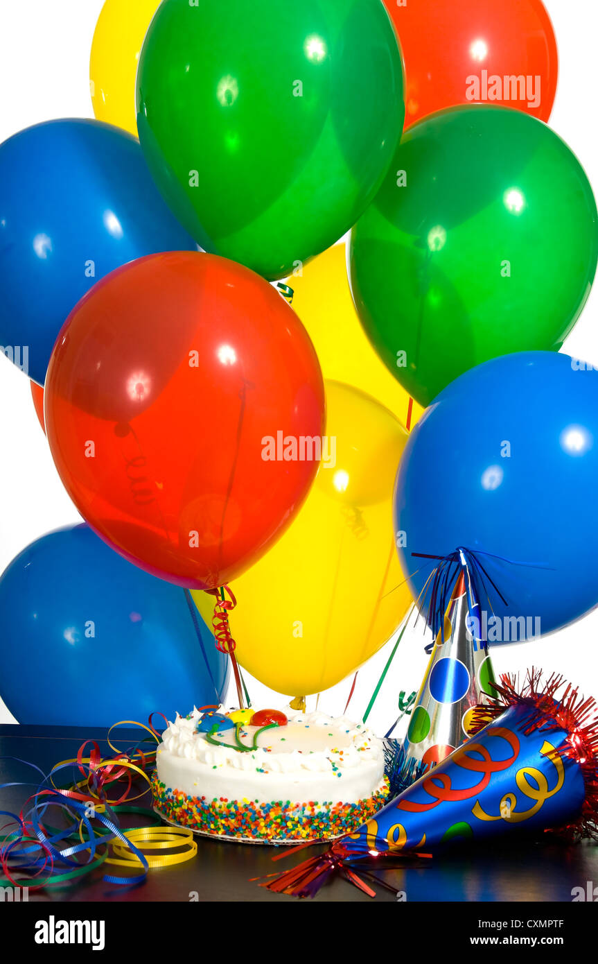 Festa di compleanno con palloncini, una torta decorata e partito cappelli, sfondo Foto Stock