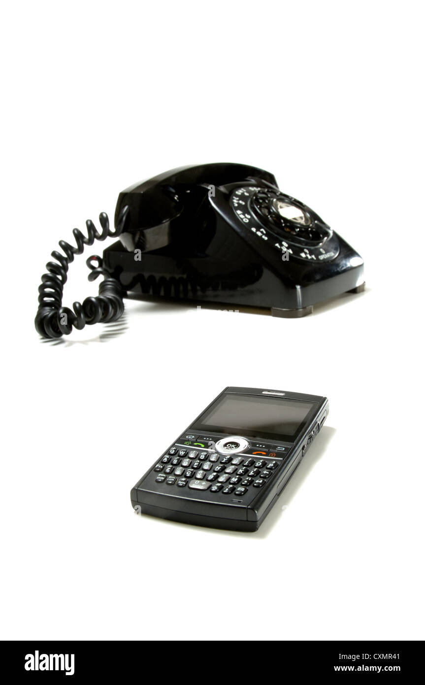 Vintage nero telefono rotante e attuale telefono cellulare su sfondo bianco Foto Stock