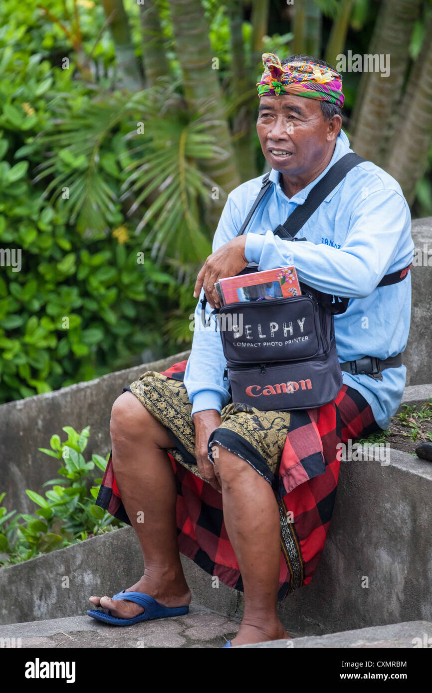 In stile Balinese in abiti tradizionali al tempio indù Pura Tanahlot di Bali Foto Stock