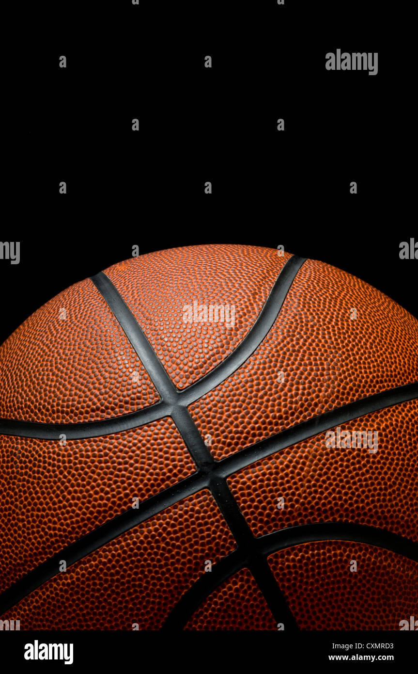La pallacanestro su sfondo nero con spazio di copia Foto Stock