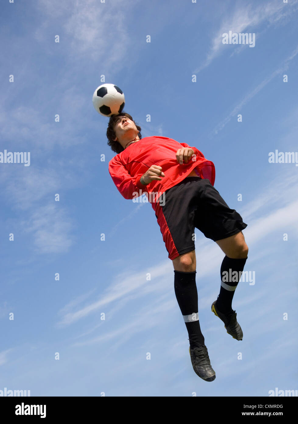 Calcio - giocatore di calcio rendendo la testata Foto Stock