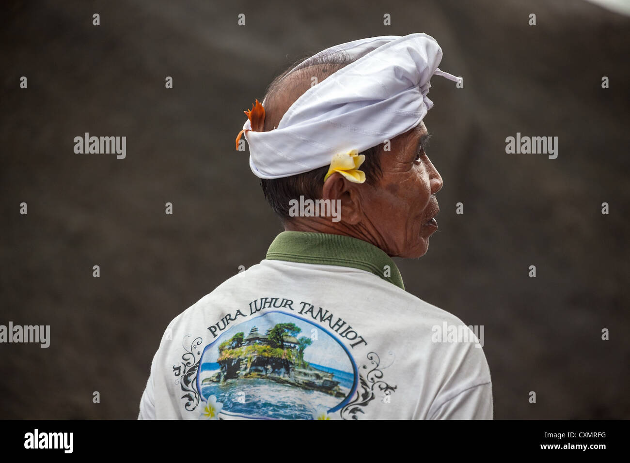 In stile Balinese in abiti tradizionali al tempio indù Pura Tanahlot di Bali Foto Stock