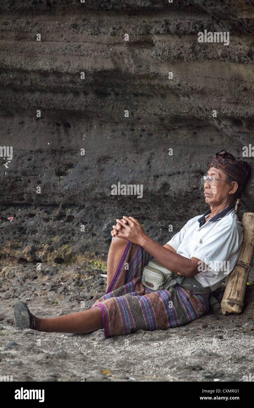 In stile Balinese in abiti tradizionali al tempio indù Pura Tanahlot di Bali Foto Stock