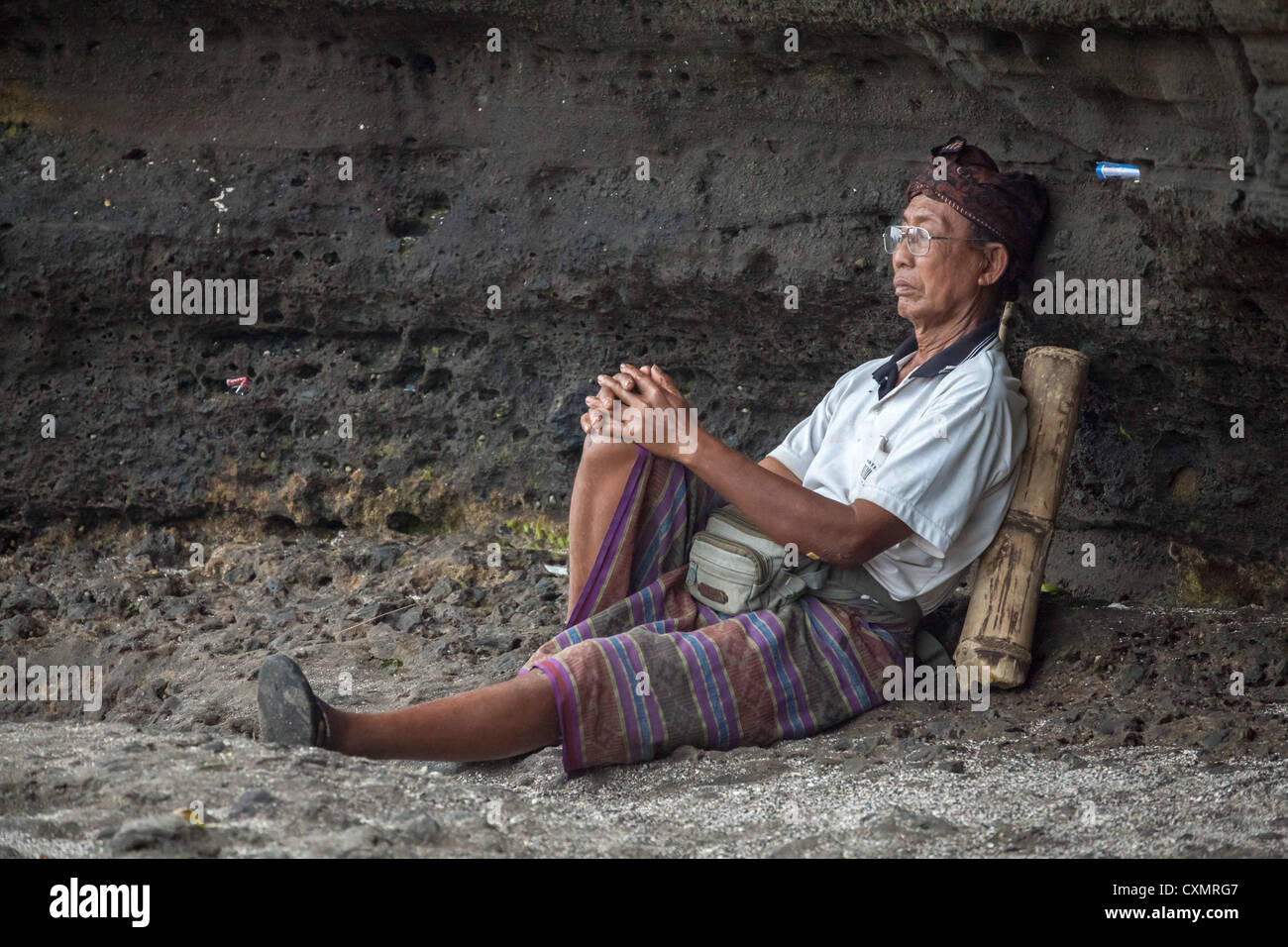 In stile Balinese in abiti tradizionali al tempio indù Pura Tanahlot di Bali Foto Stock