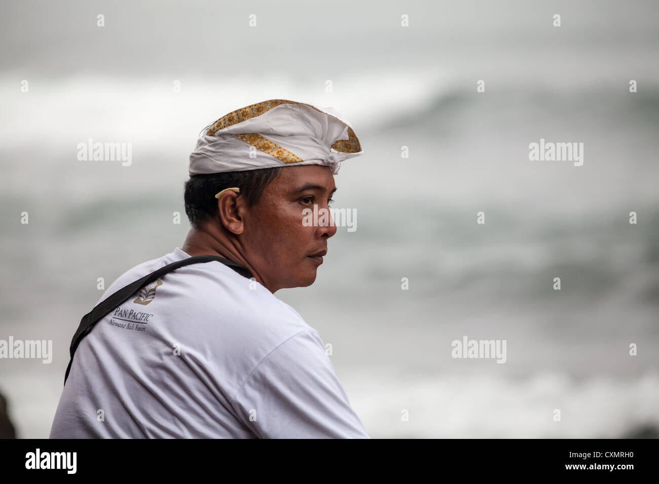 In stile Balinese in abiti tradizionali al tempio indù Pura Tanahlot di Bali Foto Stock