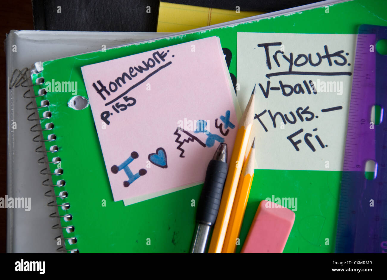 Usato forniture scolastiche sulla scrivania con matite, gomme, un righello e di post-it Foto Stock