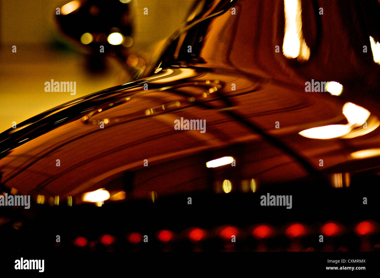 Nearside di una Aston Martin DBS in uno showroom in Kent Foto Stock