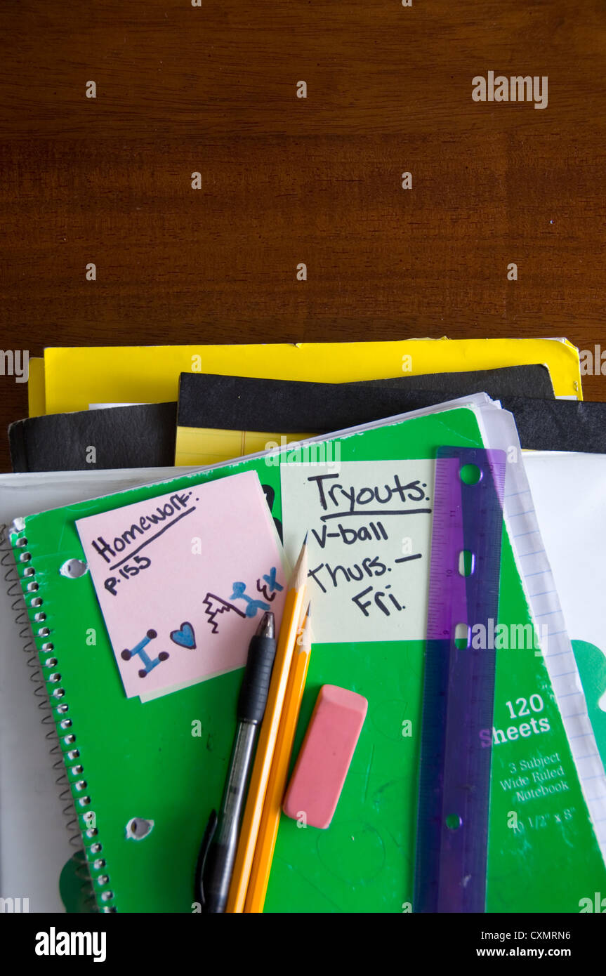 Usato forniture scolastiche sulla scrivania con matite, gomme, un righello e di post-it Foto Stock