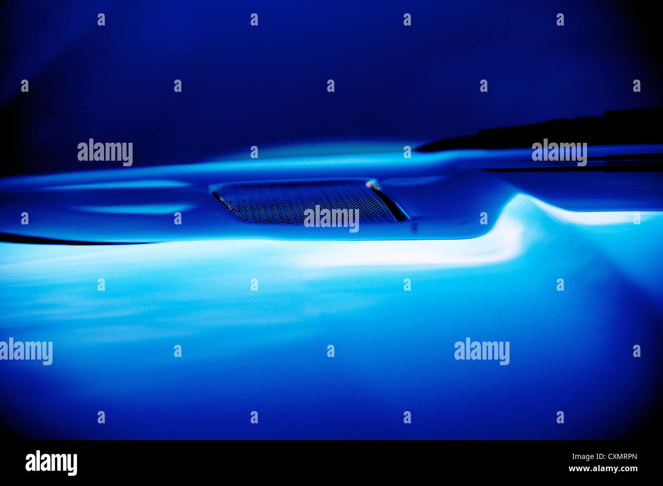 Aston Martin V8 Vantage del cofano brillare blu scuro Luce aeratore ombre bella bella sogni Foto Stock