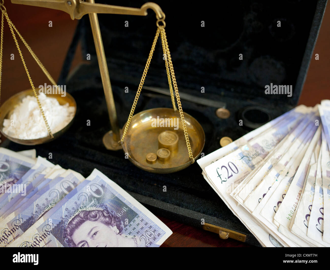 Vecchie Scale di ottone con la droga e denaro, Inghilterra, Regno Unito. Foto Stock