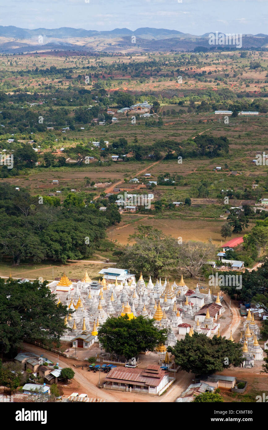 Myanmar Birmania. Vista panoramica da Shwe Oo Min Pagoda, Pindaya, Stato di Shan. Foto Stock