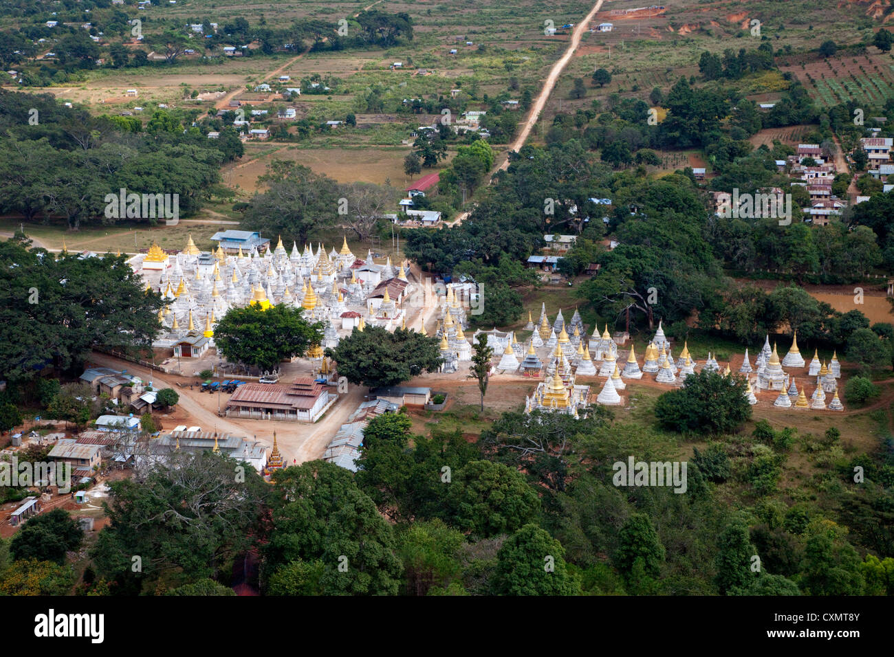 Myanmar Birmania. Vista panoramica di Stupa da Shwe Oo Min Pagoda, Pindaya, Stato di Shan. Foto Stock