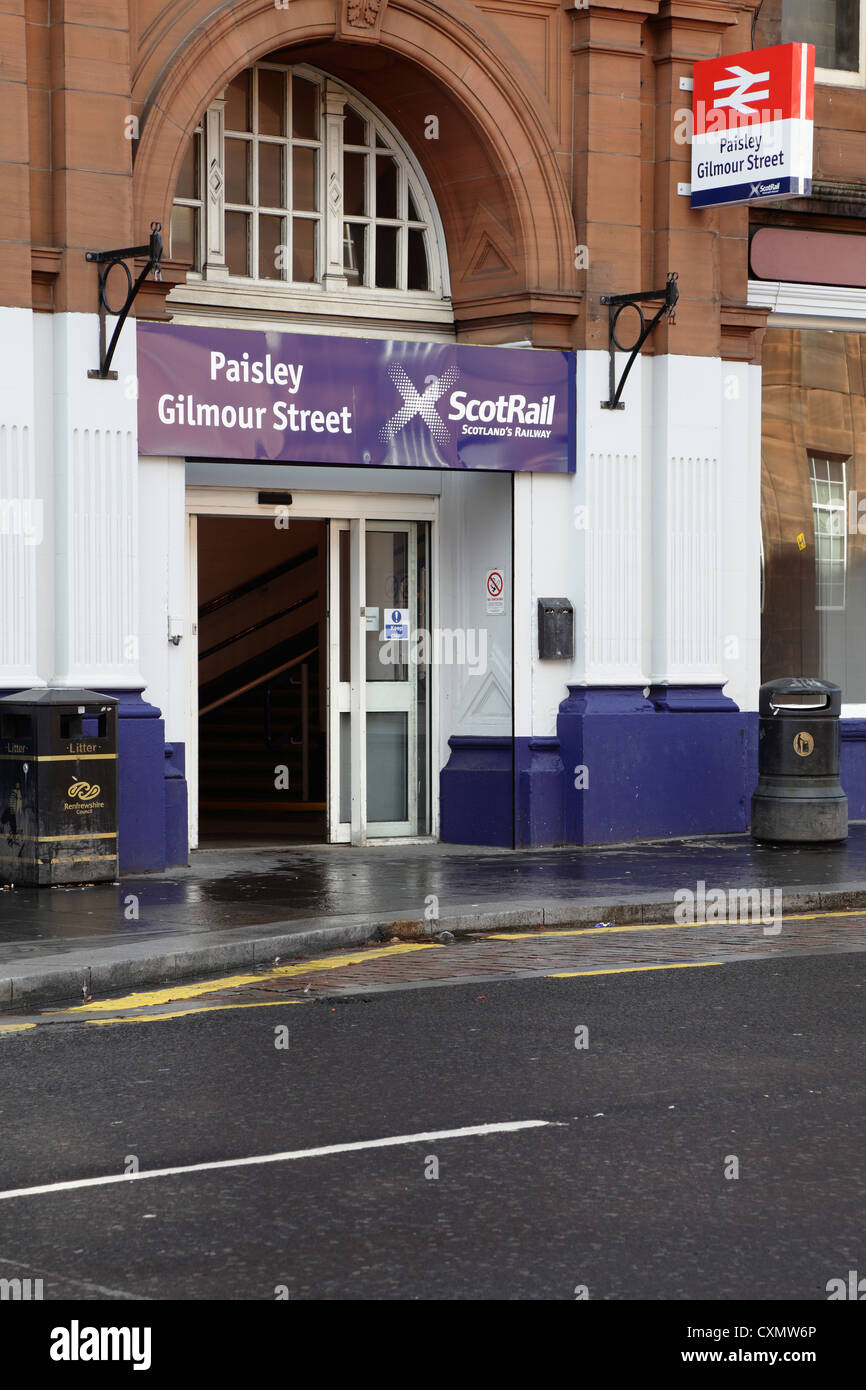 Entrata e uscita della stazione di Paisley Gilmour Street, Old Sneddon Street, centro di Paisley Renfrewshire Scotland UK Foto Stock