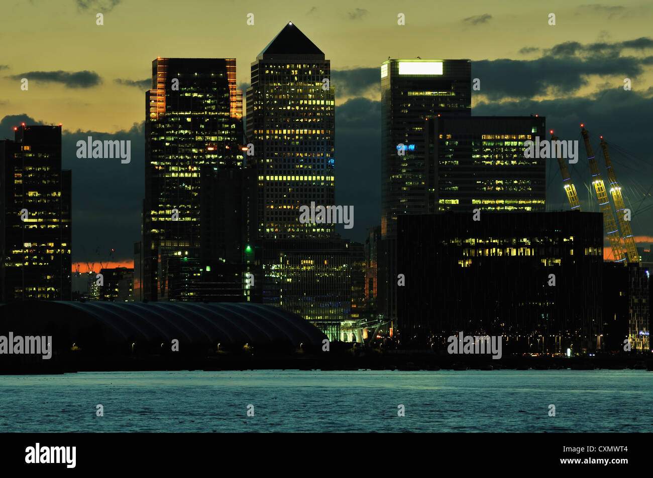 London Canary Wharf skyline, illuminate al tramonto Foto Stock