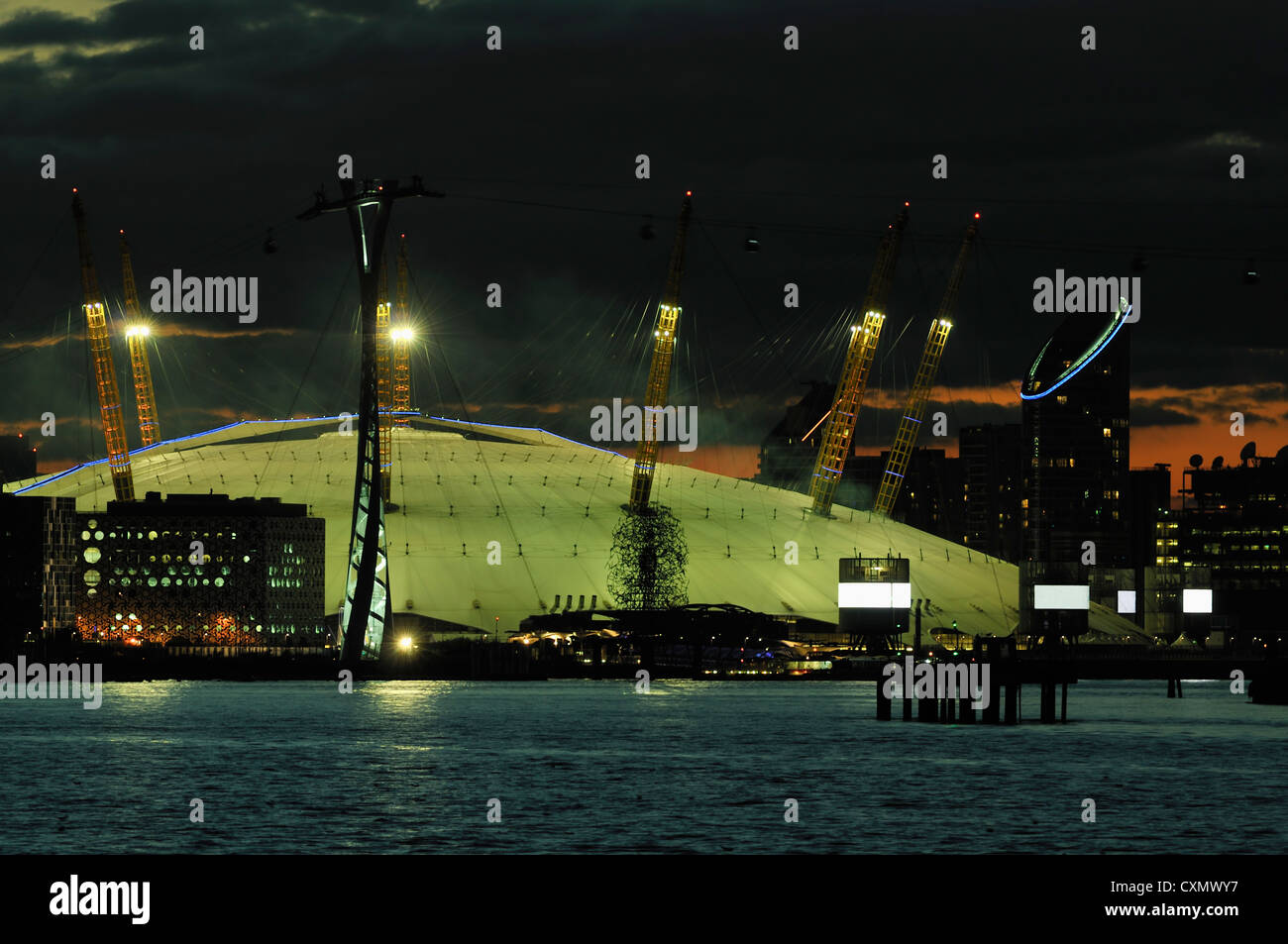 L'O2 Millennium Dome di Londra UK, a tarda sera, con gli edifici circostanti e la funivia di attraversamento. Foto Stock