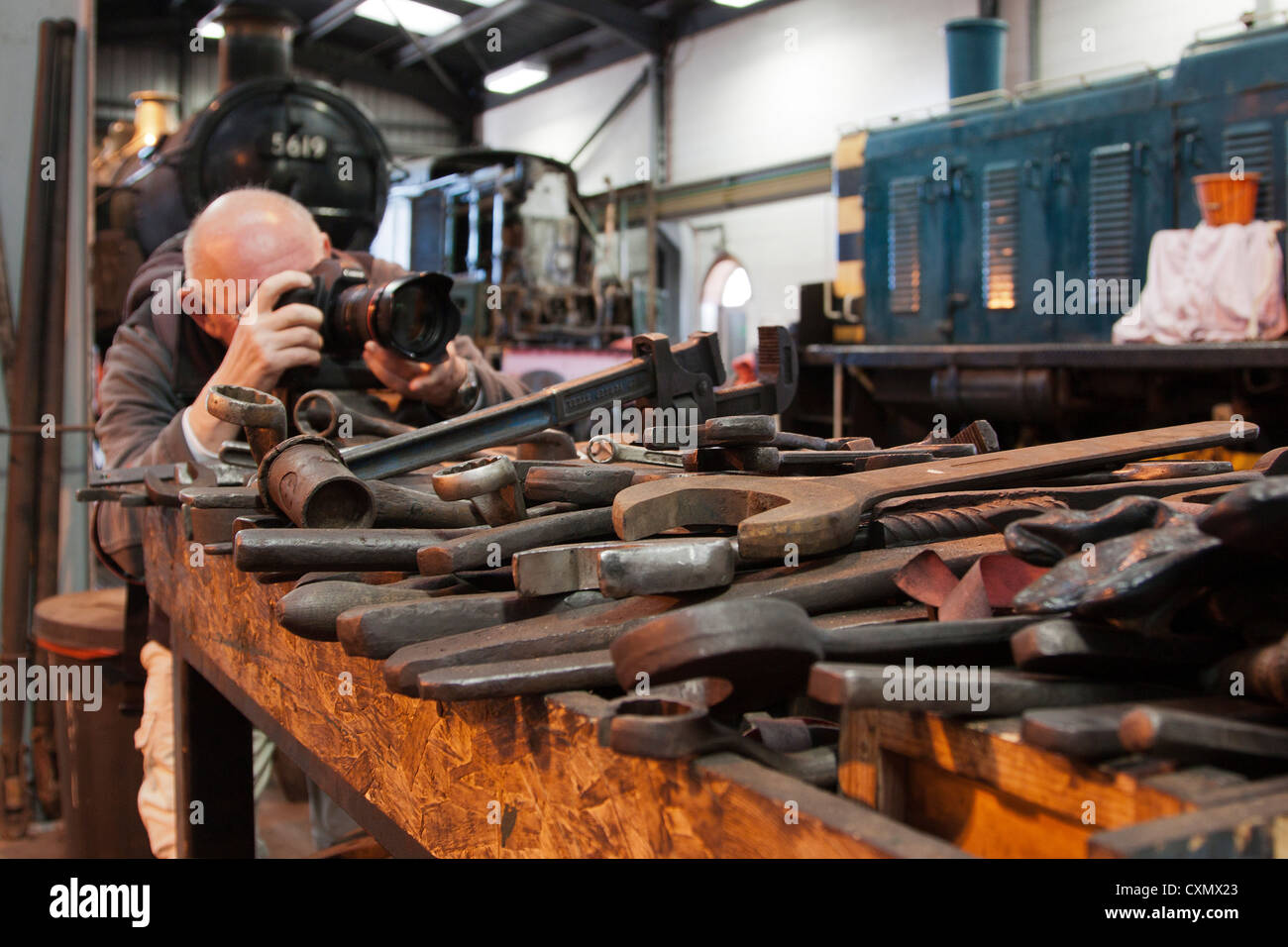 Un fotografo di scattare una foto di attrezzi di officina. Molte grandi chiavi per lavorare su grandi motori a vapore e carrozze. Foto Stock