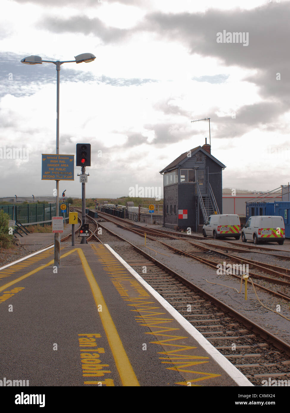 (Larnrod Eireann) Irish rotaie via e la casella segnale casa a Galway stazione ferroviaria in Irlanda dell'ovest. Foto Stock