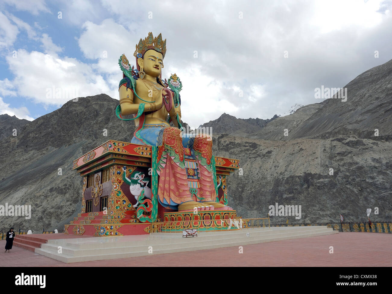 Statua di Ciampa (Maitreya Buddha), il futuro Buddha ha riferito di essere 32 metri, 106 piedi di altezza. Foto Stock