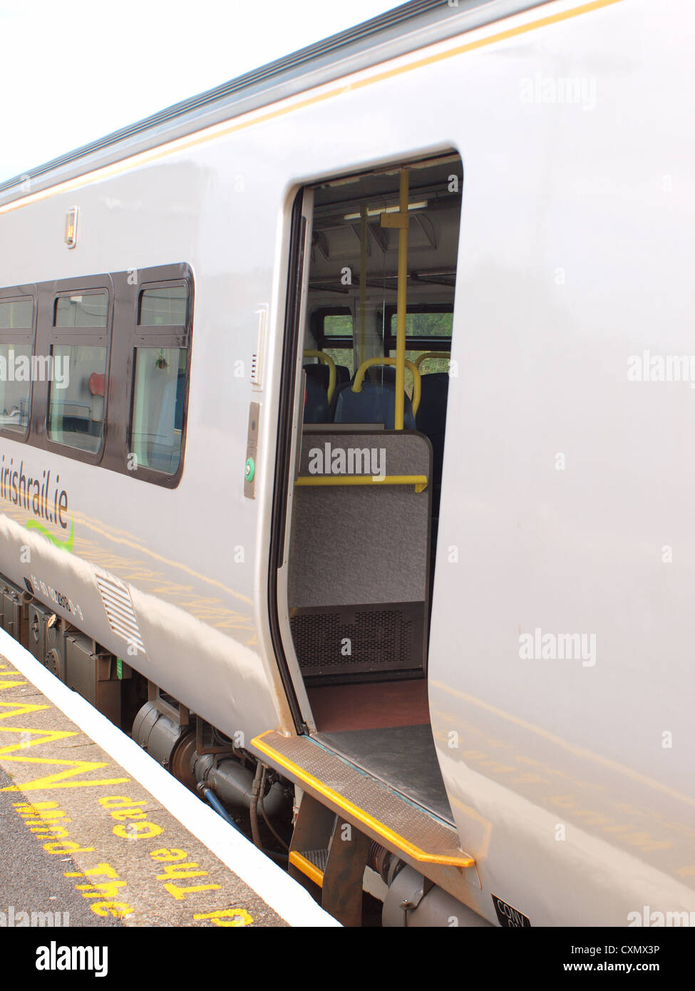 (Larnrod Eireann) Irish-rotaie Limerick treni pendolari a fianco della piattaforma principale a Galway stazione ferroviaria in Irlanda occidentale Foto Stock