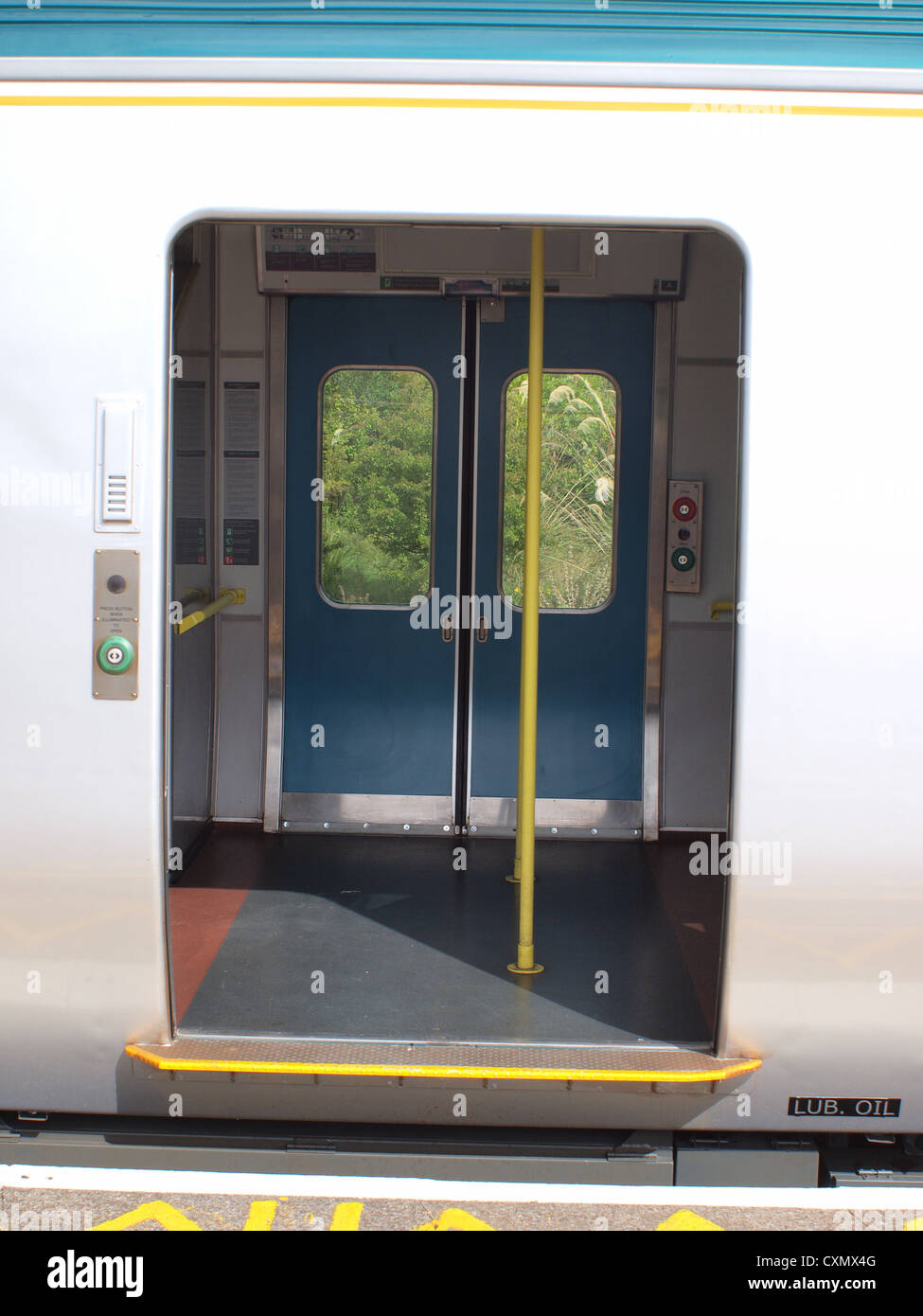 (Larnrod Eireann) Irish-Rails commuter train carrello alonside piattaforma principale a Galway stazione ferroviaria in Irlanda dell'ovest. Foto Stock