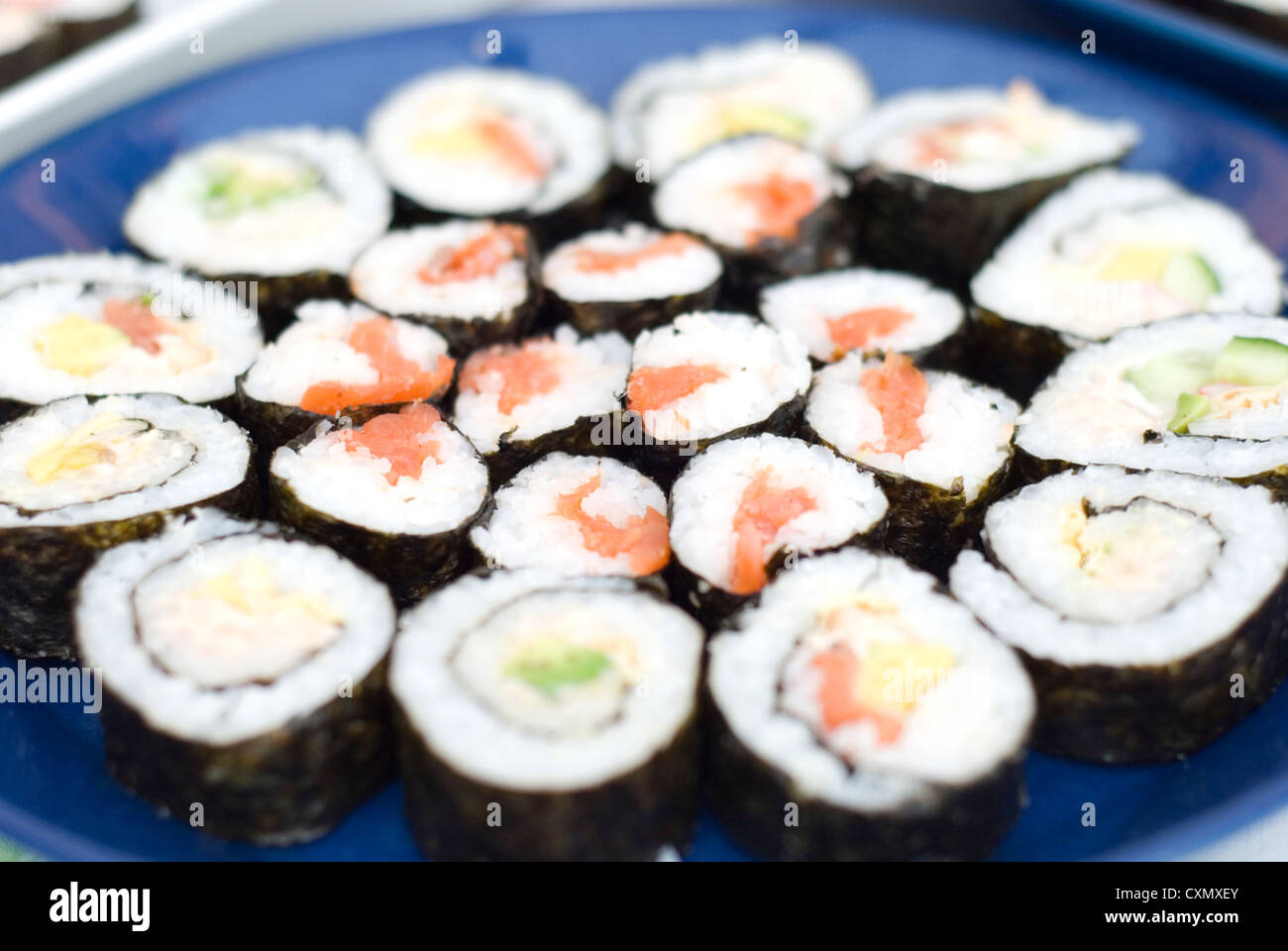 Diversi tipi di home sushi fatto su una piastra di blu. Foto Stock