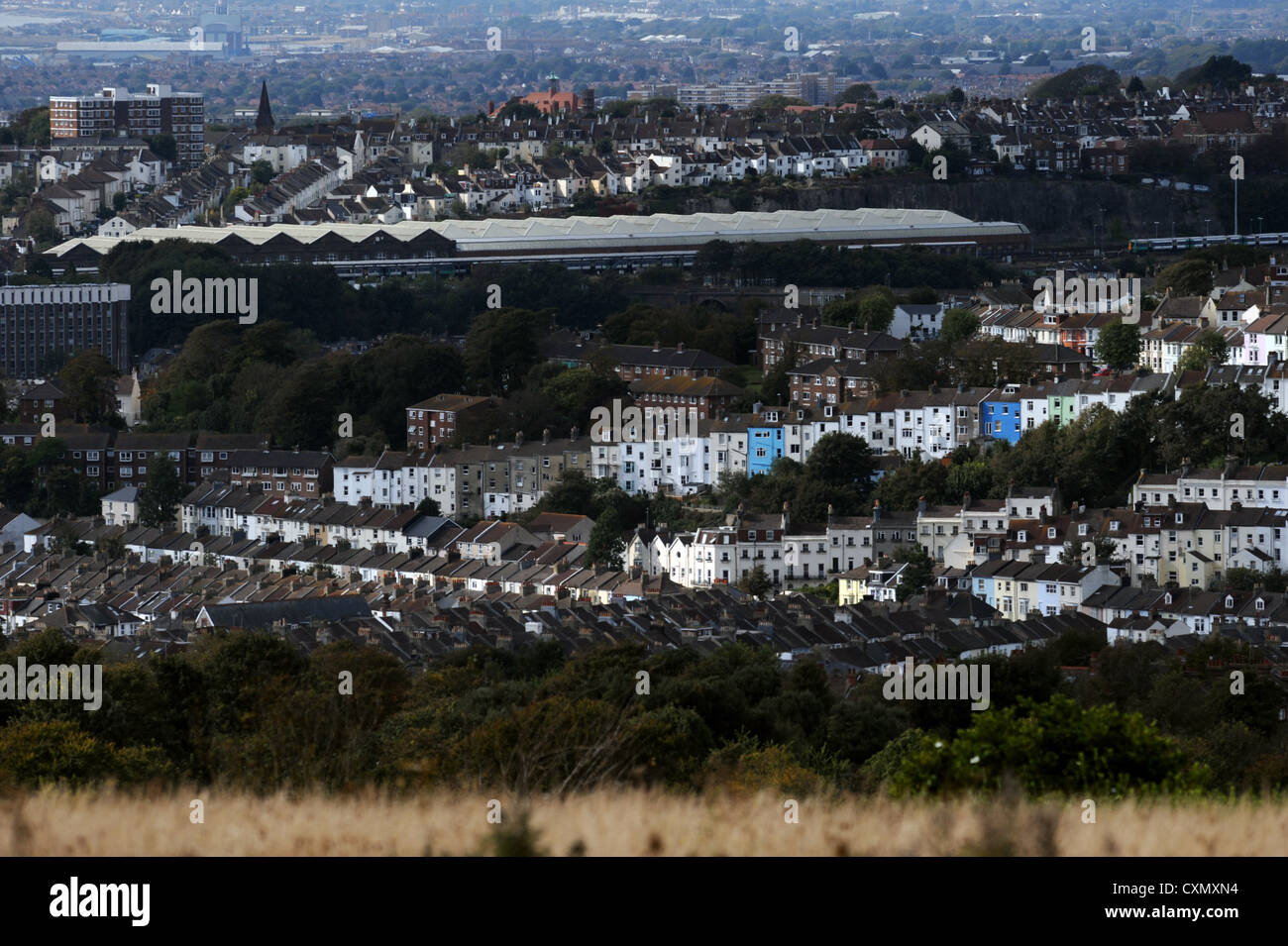 Vista su tetti di Brighton prese da vicino al Racecourse che mostra la stazione ferrovia carrozzerie edifici di distanza Foto Stock