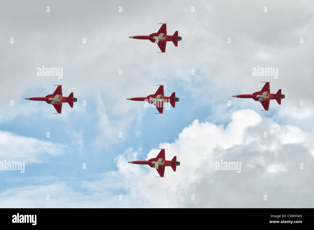 Patrouille Suisse Aerobatic Team Display nel loro Northrop F-5E Tiger II è passato volare in formazione a 2012 RIAT Foto Stock