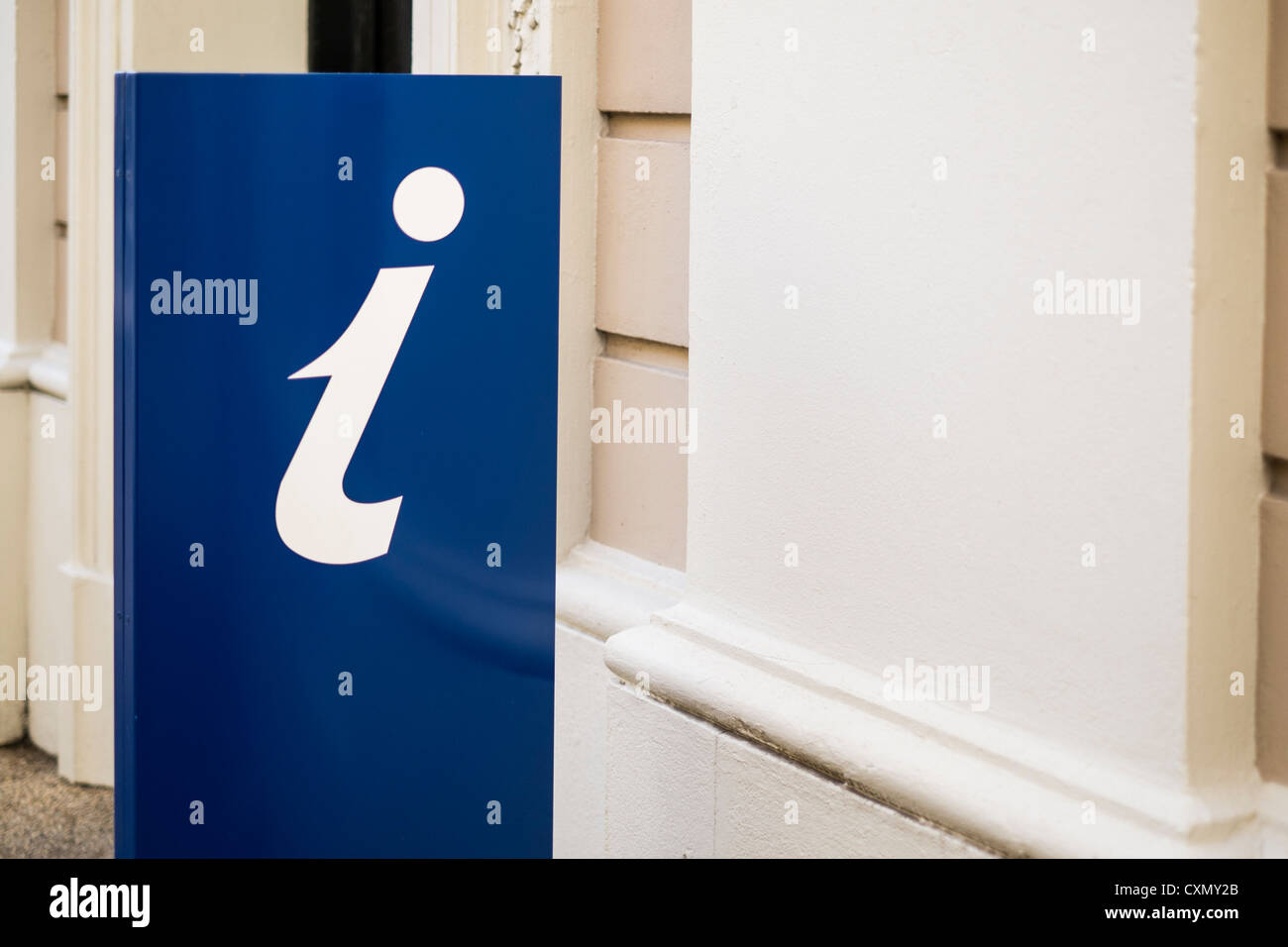 'I' segno di informazioni su sfondo blu Foto Stock