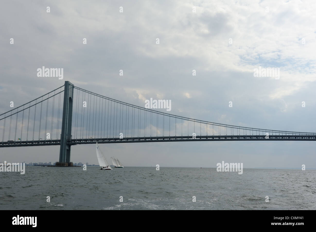 Il Verrazano Narrows Bridge separa la parte superiore del porto di New York da parte inferiore, e l'Oceano Atlantico. Foto Stock