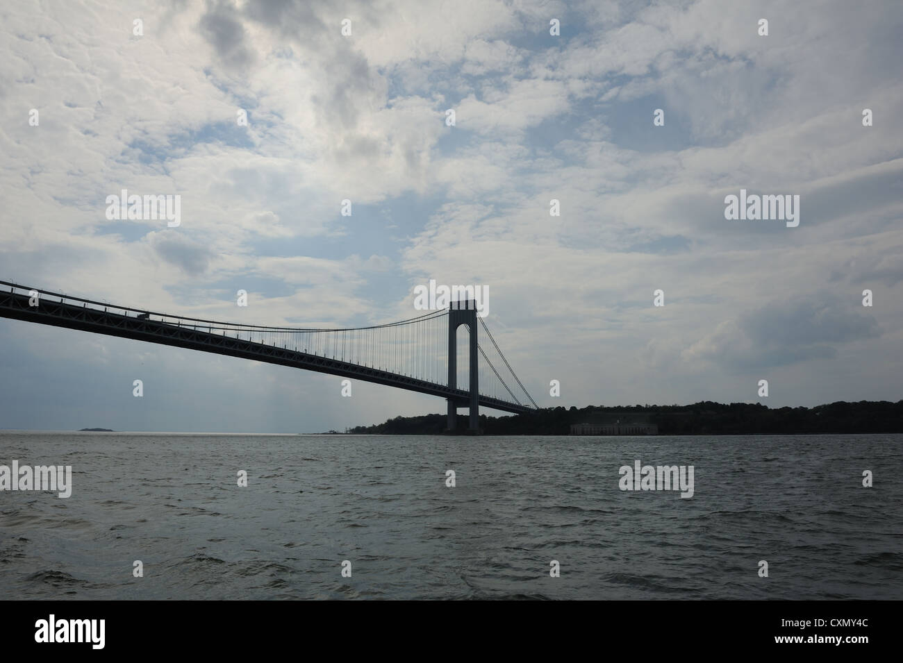 Il Verrazano Narrows Bridge separa la parte superiore del porto di New York da parte inferiore e l'Oceano Atlantico. Foto Stock
