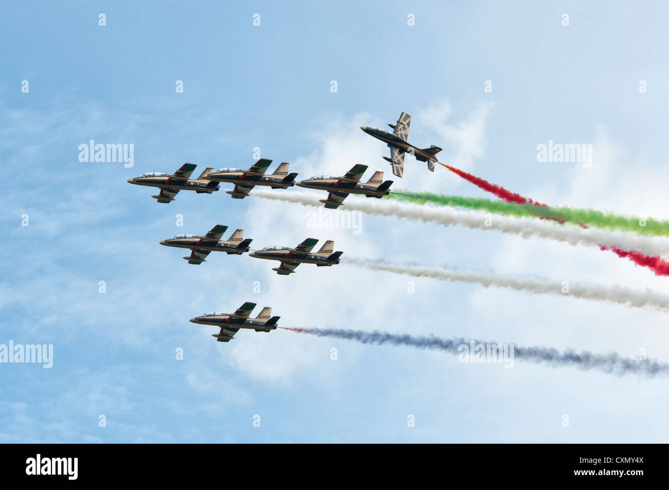 Un eccitante display dal Al Fursan aerobatic team di visualizzazione degli Emirati Arabi Uniti Air Force al 2012 Air Tattoo Foto Stock