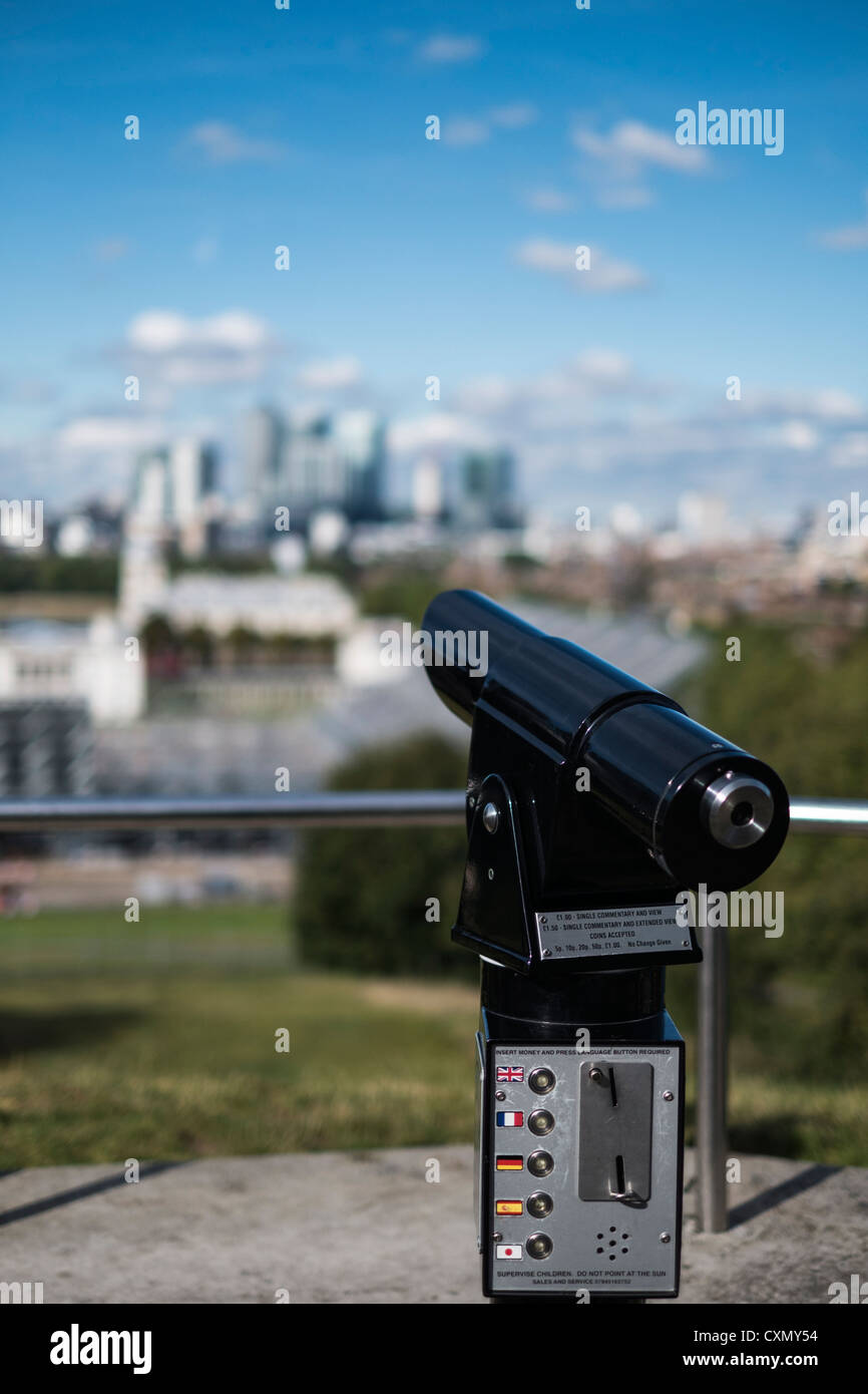 Un pubblico Pay per View telescopio, affacciato su Londra dal Royal Observatory, Greenwich, London, Regno Unito Foto Stock