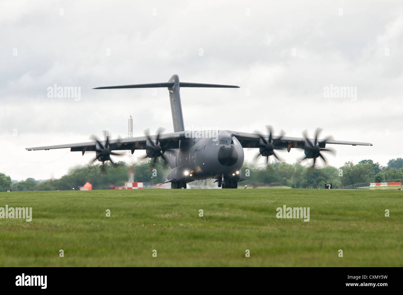 Airbus A400M Atlas a turboelica da trasporto militare da aeromobili Airbus militare, Aeroporto di Tolosa Francia, terre al 2012 RIAT Foto Stock