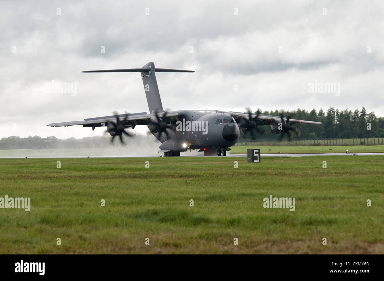 Airbus A400M Atlas a turboelica da trasporto militare da aeromobili Airbus militare, Aeroporto di Tolosa Francia, terre al 2012 RIAT Foto Stock