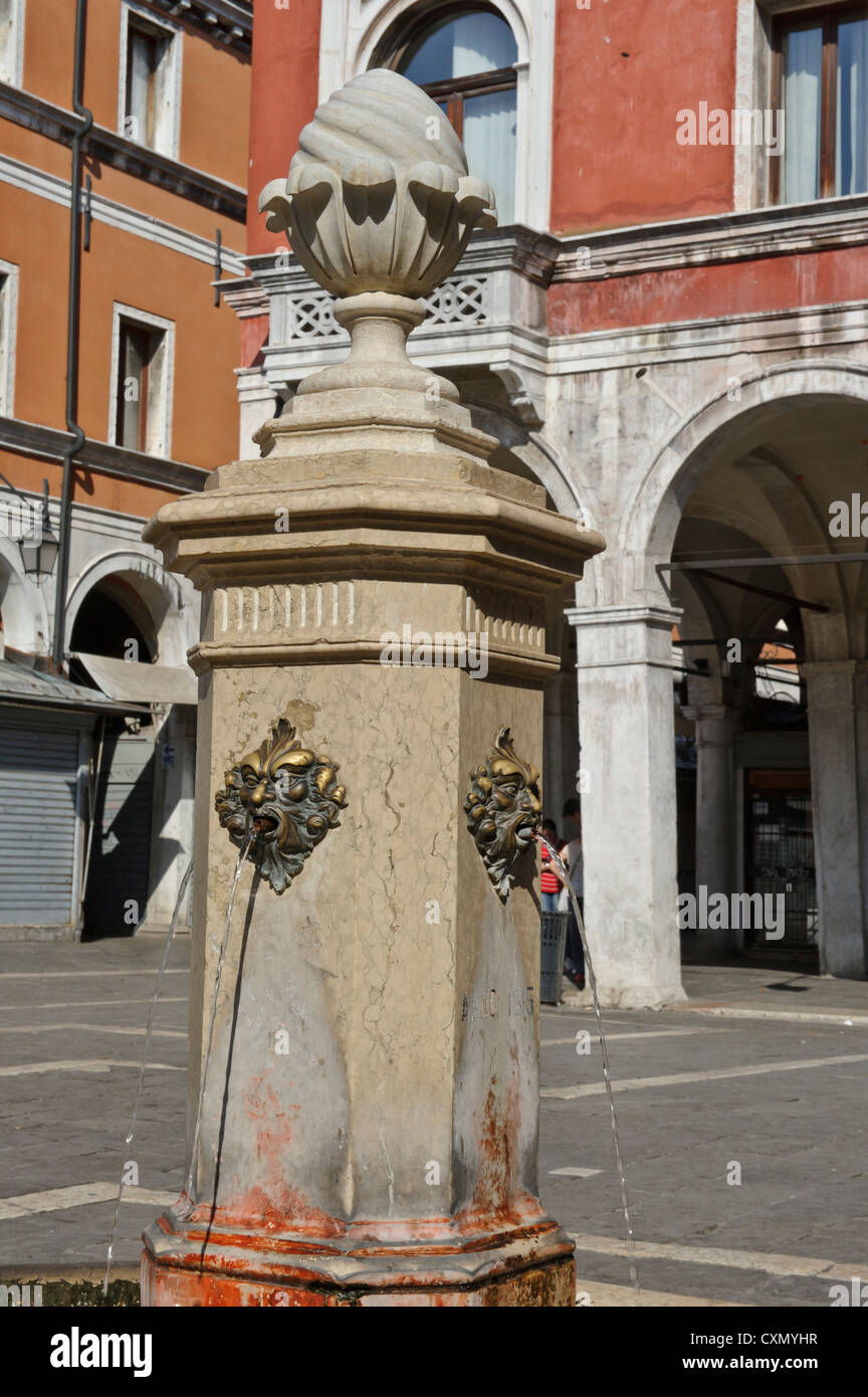 Fontana a parete d'acqua Onda