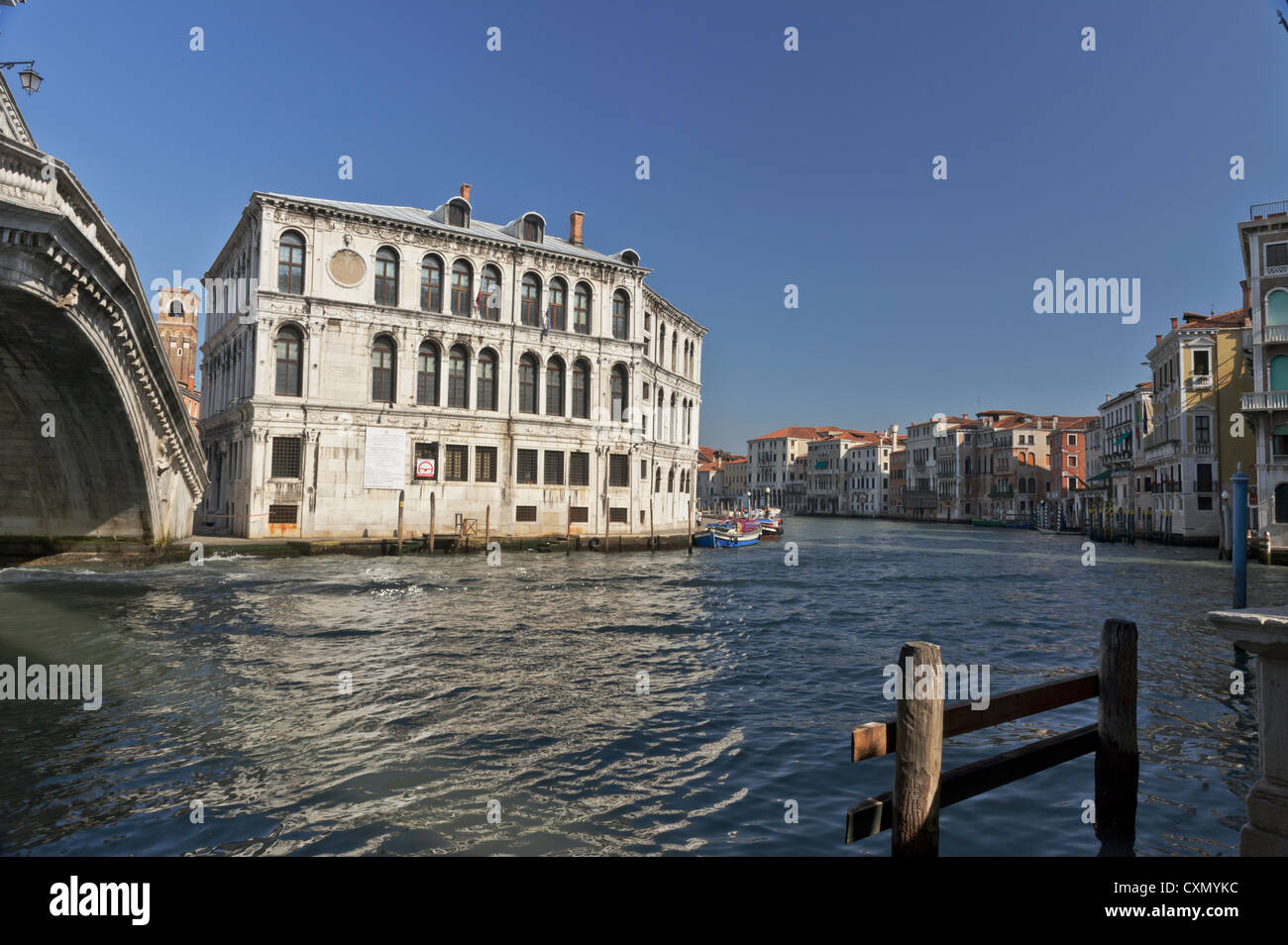 Il magistrato edificio tramite il canal grande e il ponte di Rialto, Venezia, Italia. Foto Stock